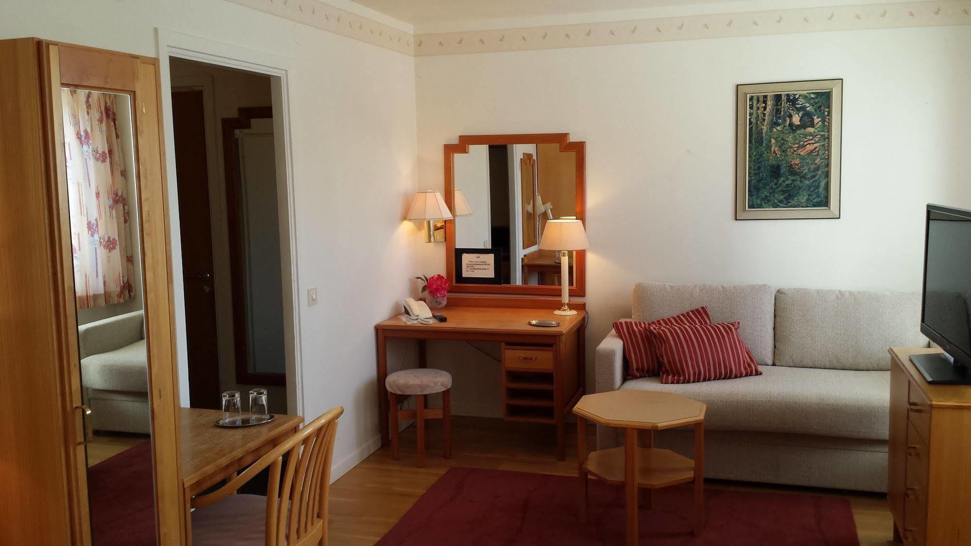Hotel Bishops Arms Мора Екстериор снимка