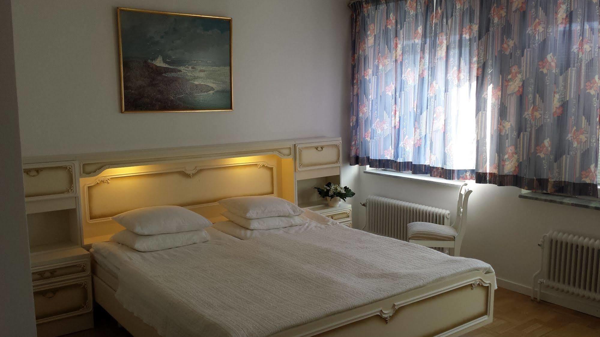 Hotel Bishops Arms Мора Екстериор снимка