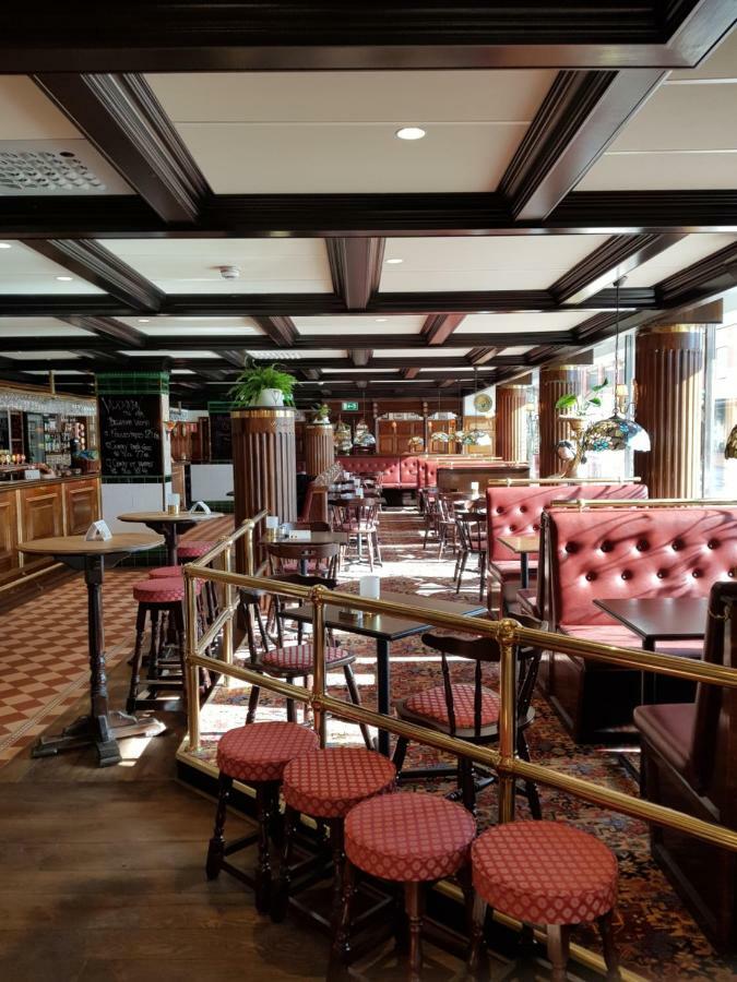 Hotel Bishops Arms Мора Екстериор снимка